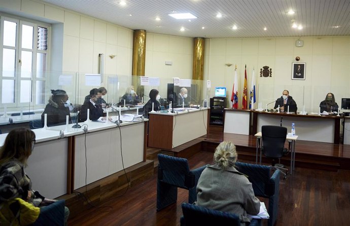 Archivo - El autor confeso del crimen machista registrado en Laredo a principios de 2019, T.S.M.R (primero de la izquierda), durante una sesión en la Audiencia Provincial de Cantabria el pasado 13 de abril de 2021 en Laredo (Santander)