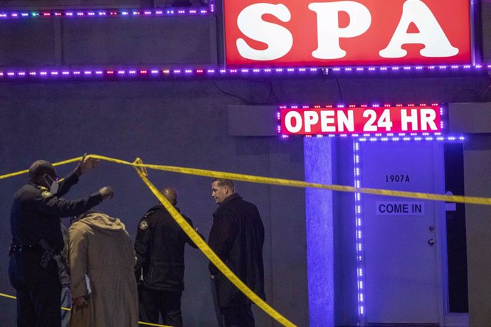 Archivo - 16 March 2021, US, Atlanta: Atlanta police officers and detectives work at a crime scene at Aromatherapy Spa and Gold Spa, both located on Piedmont Road NE in Atlanta after shootings. Robert Aaron Long, a 21-year-old man from Woodstock, Georgi
