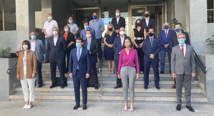 Reunión primera Mesa de la Automoción. En primera fila Morant (i), Mañueco, Maroto e Izquierdo, junto a consejeros de la Junta y actores del sector.