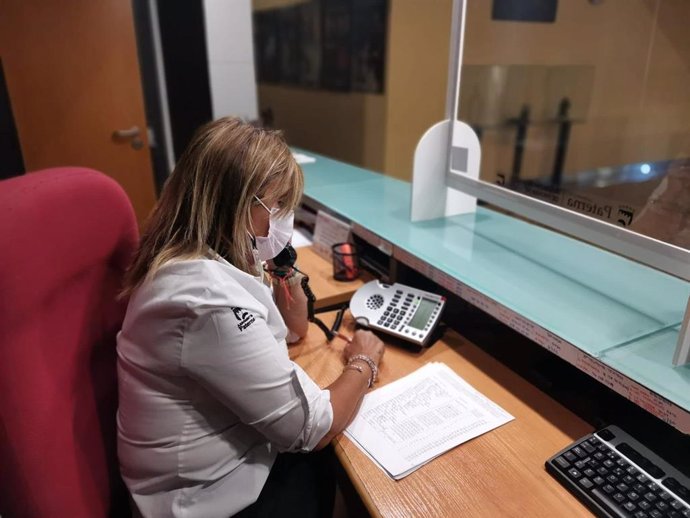 Una trabajadora realiza llamadas a personas mayores en Paterna