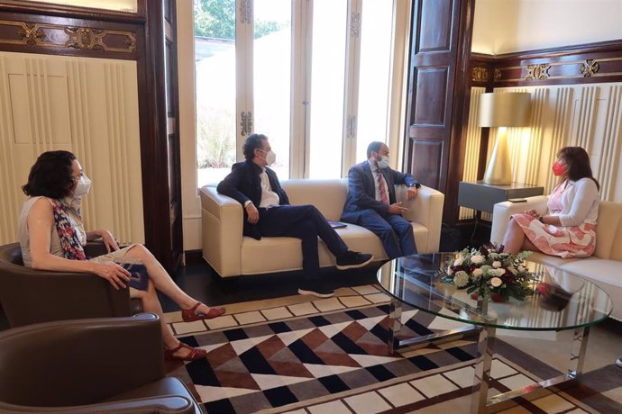 Reunión de la presidenta del Parlament, Laura Borrs, con el presidente de SCC, Fernando Sánchez Costa.