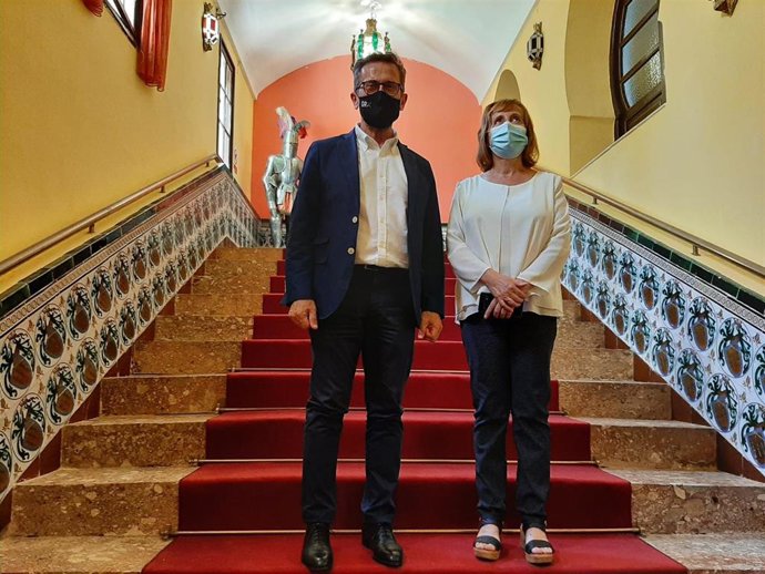 El delegado territorial de Turismo de la Junta en Granada, Gustavo Rodríguez, y la alcaldesa de Láchar, Nieves López Navarro