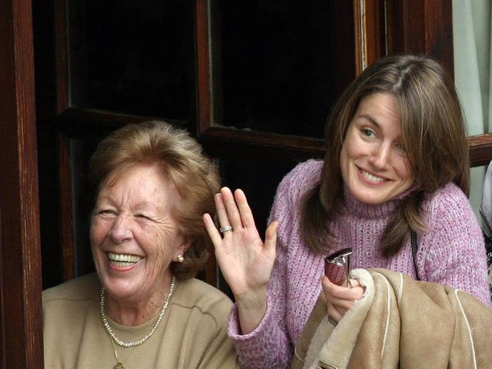 La Reina Letizia junto a su abuela Menchu Álvarez del Valle en una de las visitas que realizó a Sardeú junto a Don Felipe cuando era príncipes de Asturias.
