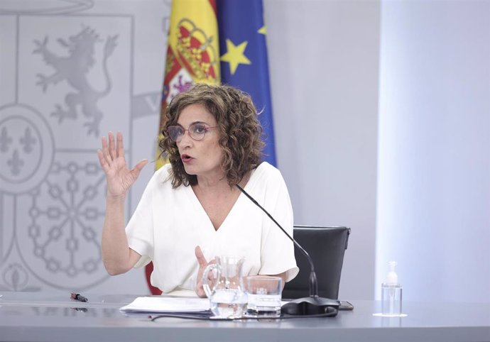 La ministra de Hacienda y Función Pública, María Jesús Montero, interviene en una rueda de prensa posterior al Consejo de Ministros celebrado en Moncloa, a 27 de julio de 2021, en Madrid (España). El Gobierno ha aprobado este martes una Oferta de Empleo