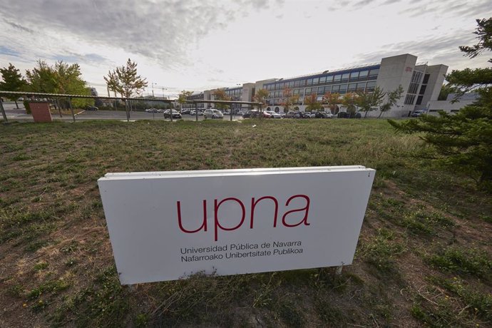 Archivo - Letrero de la UPNA en las instalaciones de la Universidad 