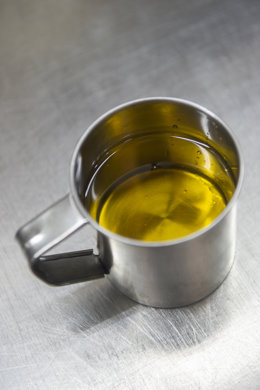 Archivo - Aceite de oliva para la masa de las típicas rosquillas de San Isidro recién sacadas del horno, en Casa Mira, a 13 de mayo de 2021, en Madrid (España). Los diferentes tipos de rosquillas como las tontas, las listas, las francesas y las Santa Cl