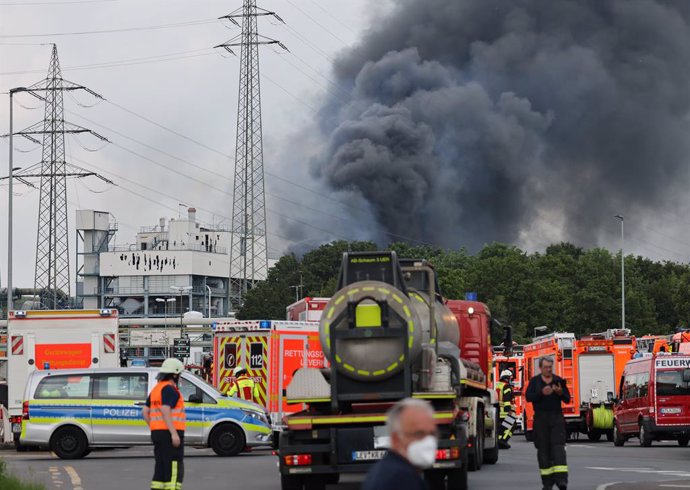 27 July 2021, North Rhine-Westphalia, Leverkusen: Clouds of smoke billow after an explosion at a chemicals plant that led to an "extreme danger" warning being issued and residents of the city on the Rhine being urged to close windows and doors. Photo: O