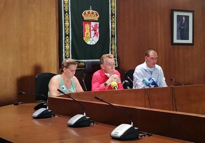Los padres de Lucía Vivar, Almudena y Antonio, junto a su abogado, Marcos García Montes, han señalado en rueda de prensa.