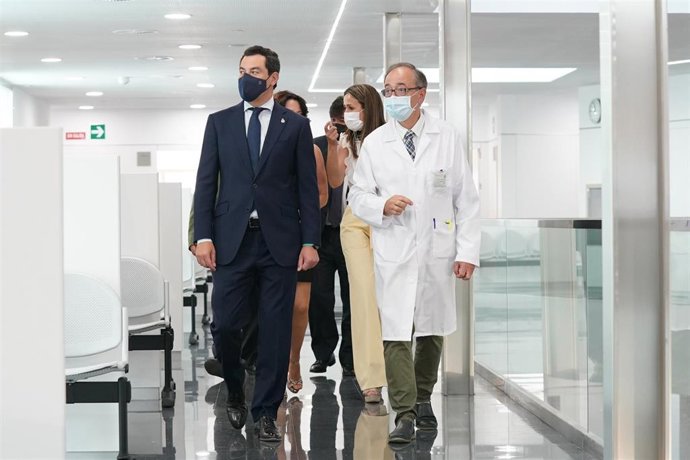 El presidente de la Junta de Andalucía, Juanma Moreno, en la inauguración del centro de salud de Isla Chica, en la ciudad de Huelva.