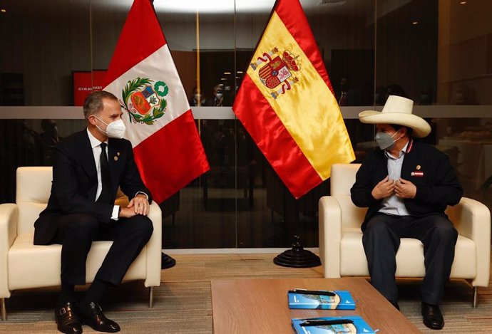 El rey de España, Felipe VI, se reúne con el presidente electo de Perú, Pedro Castillo, en la víspera a la toma de posesión de este.