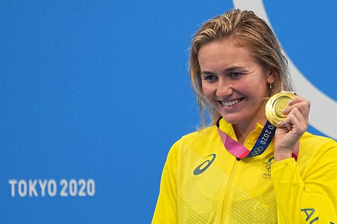 26 July 2021, Japan, Tokyo: Australia's swimmer Ariarne Titmus celebrates with her Gold medal of the Women's swimming 400m freestyle final at the Tokyo Aquatics Centre during the Tokyo 2020 Olympic Games. Photo: Michael Kappeler/dpa