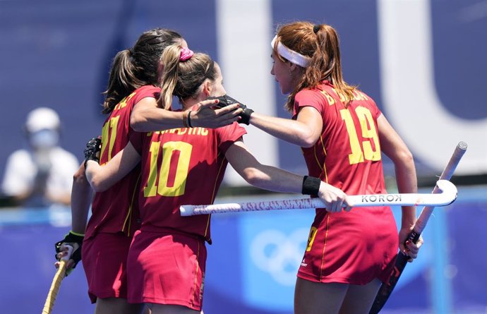 Las jugadoras de la selección femenina de hockey sobre hierba celebran un gol en los Juegos Olímpicos de Tokio