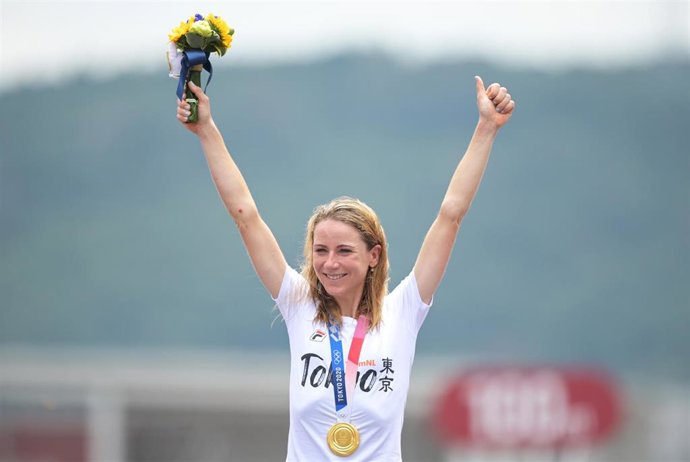 La neerlandesa Annemiek van Vleuten celebra su oro en la crono de los Juegos de Tokyo 2020.