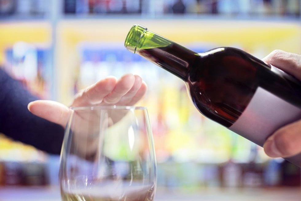 Archivo - Mujer rechaza beber una copa de vino.