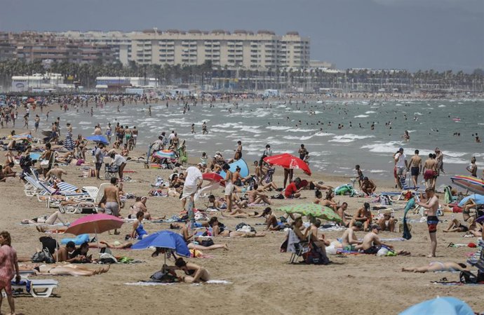 La Playa de la Malvarrosa repleta de gente en un día de alerta roja por altas temperaturas, a 12 de julio de 2021, en Valencia, Comunidad Valenciana (España). Las provincias de Alicante, Valencia y Murcia tienen este lunes avisos de nivel rojo (riesgo e