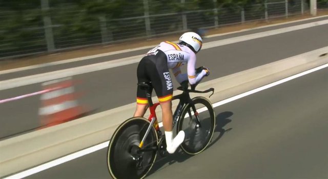 El ciclista español Ion Izagirre en la prueba contrarreloj de los Juegos Olímpicos de Tokyo 2020, que abandonó por problemas musculares