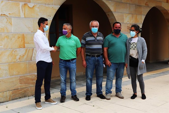 El recién elegido alcalde de Hazas de Cesto, Alejandro Llano, junto al segundo teniente de alcalde el socialista, Enrique Lastra Arredondo, y el resto de miembros del equipo de Gobierno, José María Fernández, Mónica Velasco y Alberto Cruz.