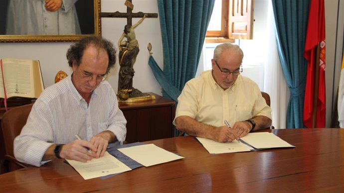 El presidente de la UCAM, José Luis Mendoza,  y el presidente de la AEPD, Julián Redondo, firman el acuerdo