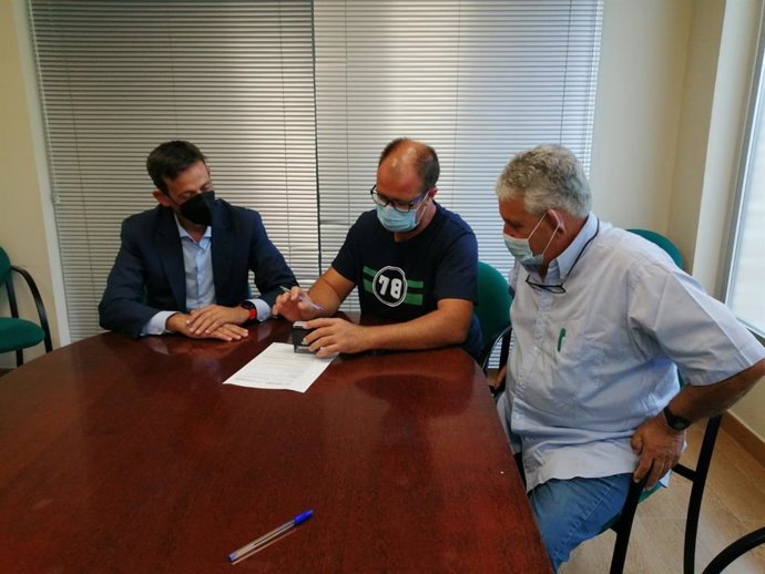 Firma del acuerdo de  Caja Rural de Aragón con la Comunidad de Regantes del sector XX bis del Canal del Cinca