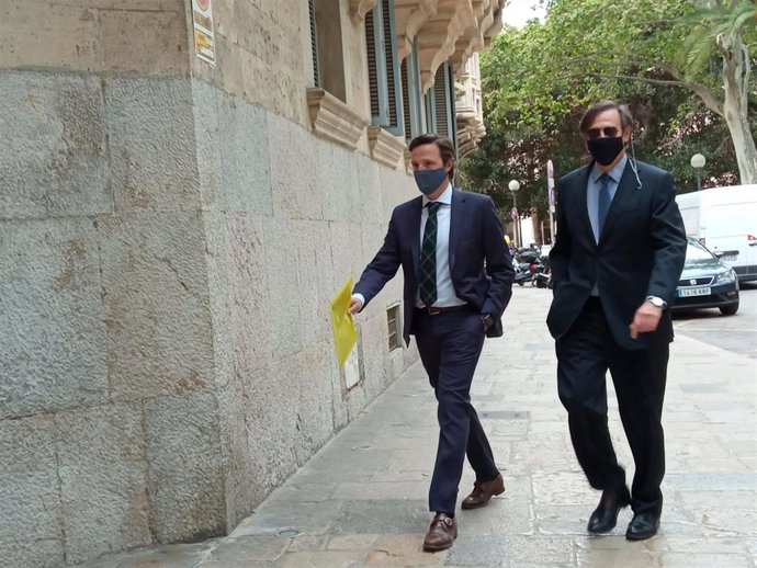 Archivo - Manuel Penalva (D), antes de declarar por el 'caso Cursach'.