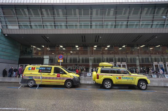 Archivo - Varias ambulancias aparcadas en las inmediaciones del dispositivo puesto en marcha en el Wizink Center para administrar la primera dosis de la vacuna AstraZeneca contra el Covid-19, a 9 de abril de 2021, en Madrid, (España). 