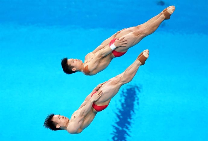 28 July 2021, Japan, Tokyo: China's Zongyuan Wang and Siyi Xie in action during the men's synchronised 3m springboard diving final event at Tokyo Aquatics Centre, during the Tokyo 2020 Olympic Games. Photo: Mike Egerton/PA Wire/dpa