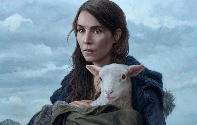 Noomi Rapace cría a un niño-oveja en el tráiler de Lamb