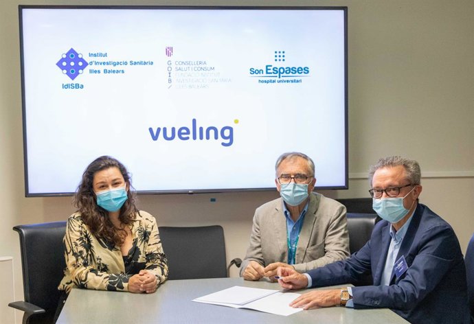 La responsable de Comunicación de Vueling, Tania Galesi; el director Científico del IdisBa, Miquel Fiol, y el director Gerente de Son Espases, Josep Pomar.