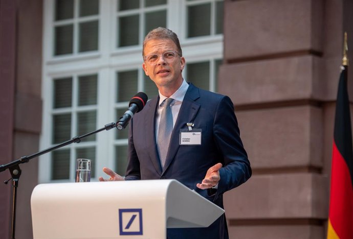 Archivo - 24 June 2021, Berlin: Chairman of the Management Board of Deutsche Bank Christian Sewing speaks at the presentation of the German Elite SME Award. Photo: Christophe Gateau/dpa