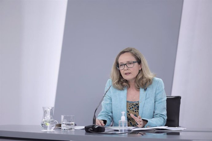 La vicepresidenta primera del Gobierno y ministra de Asuntos Económicos y Transformación Digital, Nadia Calviño, interviene en una rueda de prensa posterior al Consejo de Ministros celebrado en Moncloa, a 27 de julio de 2021, en Madrid (España). El Gobi