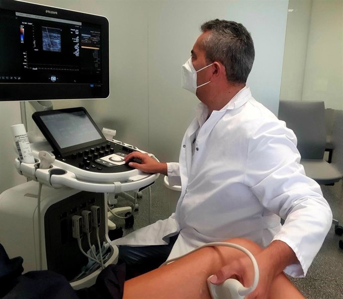El doctor Sánchez Maestre realiza una eco-doppler a una paciente.
