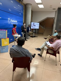 El consejero de Fomento e Infraestructuras, José Ramón Díez de Revenga, durante la reunión con los responsables de las empresas concesionarias de estos servicios de transporte público interurbano.