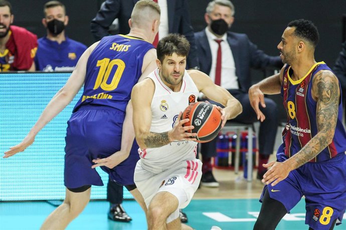 Archivo - Roland Smits of FC Barcelona and Nicolas Laprovittola of Real Madrid in action during the Euroleague basketball match played between Real Madrid and FC Barcelona at Wizink Center on March 11, 2021 in Madrid, Spain.