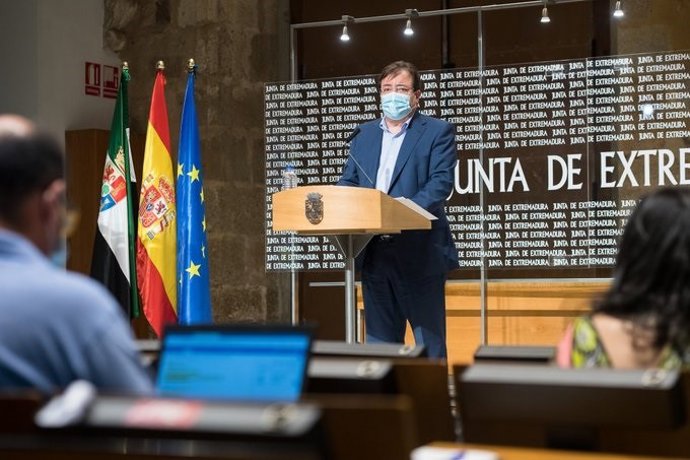 El presidente de la Junta de Extremadura, Guillermo Fernández Vara, en rueda de prensa en Mérida