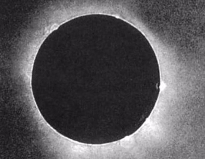 Primera imagen fotográfica de un eclipse solar