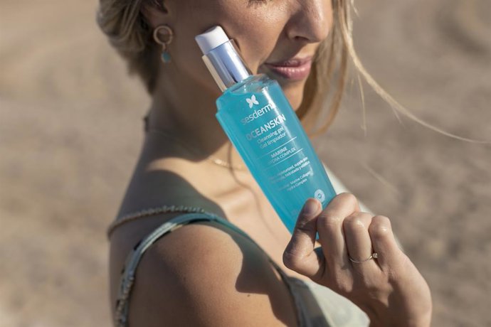 Archivo - Limpieza e hidratación, la rutina esencial para cuidar la piel en verano