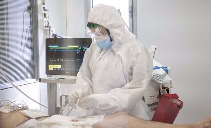 Archivo - Un profesional sanitario del Hospital de Bellvitge atiende a un paciente durante la pandemia