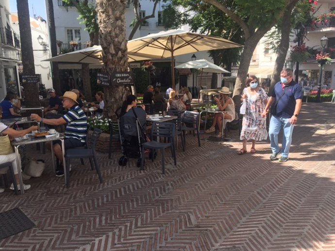 Foto de archivo de una terraza de un bar en Marbella.