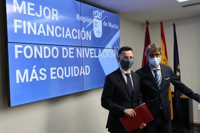 Imagen  del consejero de Economía, Hacienda y Administración Digital, Luis Alberto Marín, y del director general de Presupuestos y Fondos Europeos, Pedro Soto, antes del comienzo del Consejo de Política Fiscal y Financiera.
