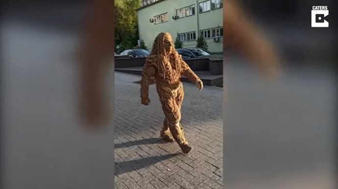 Sergey Chervyakov es el creador de este curioso disfraz hecho completamente con cuerdas