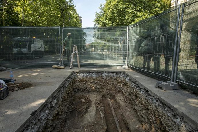 Esqueletos encontrados de un antiguo convento de entre los siglos XII y XVI L en la calle Bosquecillo de Pamplona.