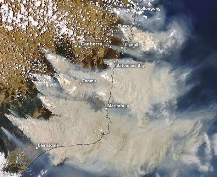 Enormes columnas de humo sobre el sureste australiano el 4 de enero de 2020