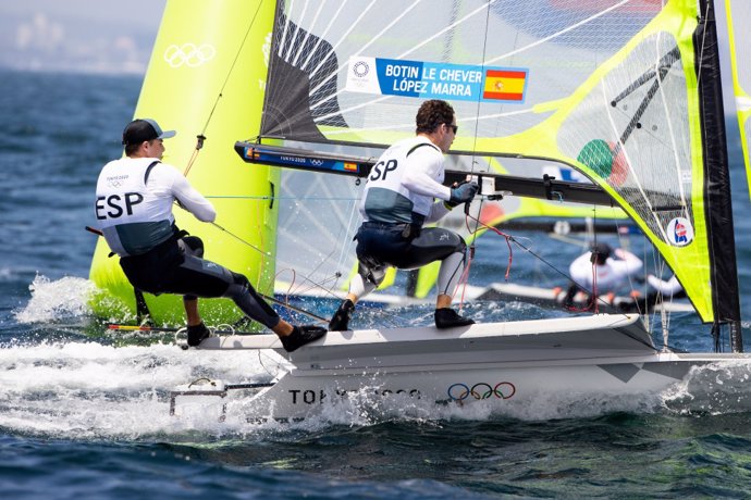 Los regatistas españoles Diego Botín y Iago López Marra en la clase 49er en los Juegos Olímpicos de Tokio