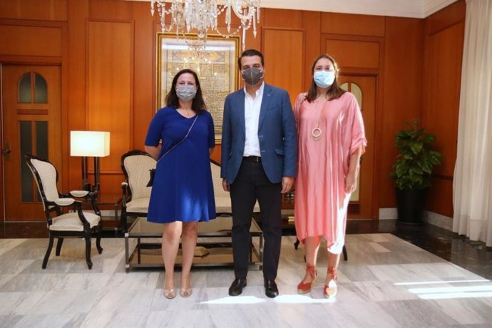 El alcalde de Córdoba, José María Bellido, y la delegada de Casco Histórico, María Luisa Gómez (dcha.), en su encuentro con la presidenta y directora ejecutiva de World Monuments Fund (WMF), Bénedicte de Montlaur.