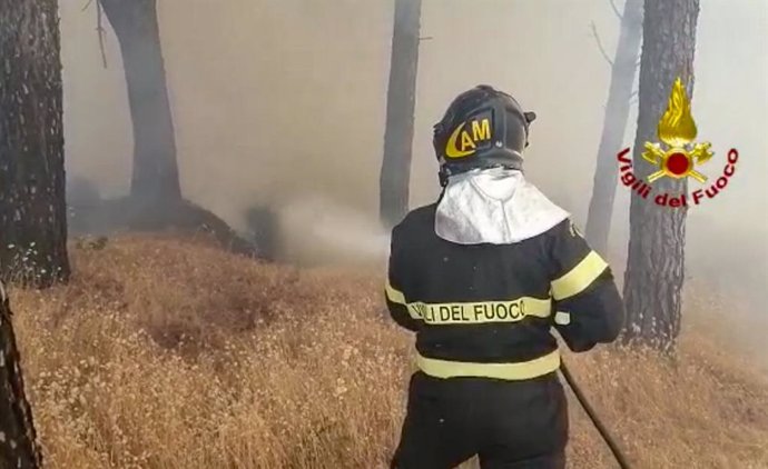 Un bombero italiano trata de sofocar las llamas en Cerdeña.