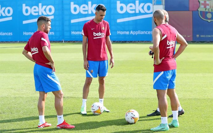 Jordi Alba, Sergio Busquets y Martin Braithwaite (espaldas) en un entrenamiento del FC Barcelona en julio de 2021