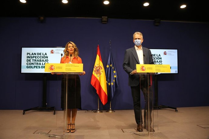 La vicepresidenta segunda del Gobierno y ministra de Trabajo y Economía Social, Yolanda Díaz, y el director del Organismo Estatal de Inspección de Trabajo y Seguridad Social, Héctor Illueca.
