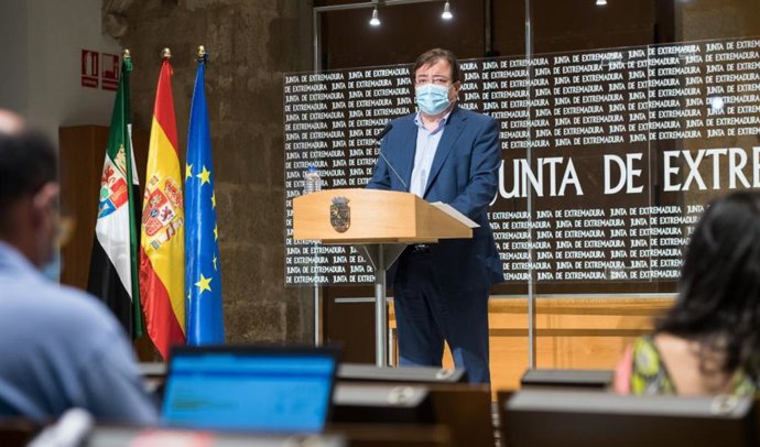 El presidente de la Junta, Guillermo Fernández Vara, en rueda de prensa