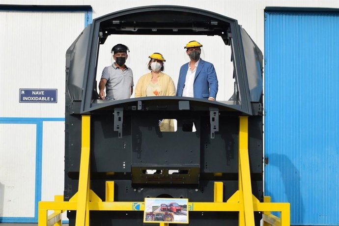 El alcalde de Córdoba, José María Bellido (dcha.), la delegada de Reactivación Económica y presidenta del Imdeec, Blanca Torrent, y el director de operaciones de Talleres Corral, Francisco Mañas.