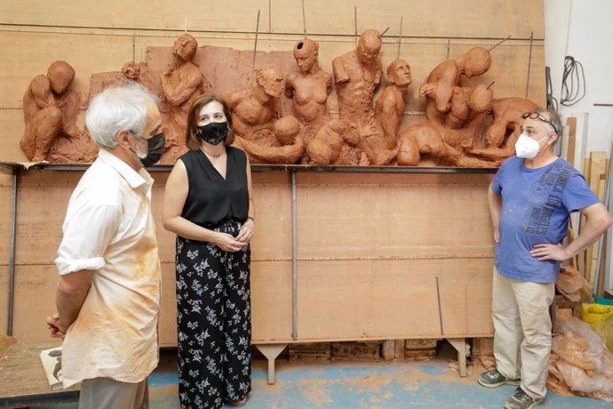 La vicealcaldesa y consejera municipal de Cultura y Proyección Exterior del Ayuntamiento de Zaragoza, Sara Fernández, en el taller de Jesús Gazol, quien realiza una escultura de homenaja a los héroes de Los Sitios